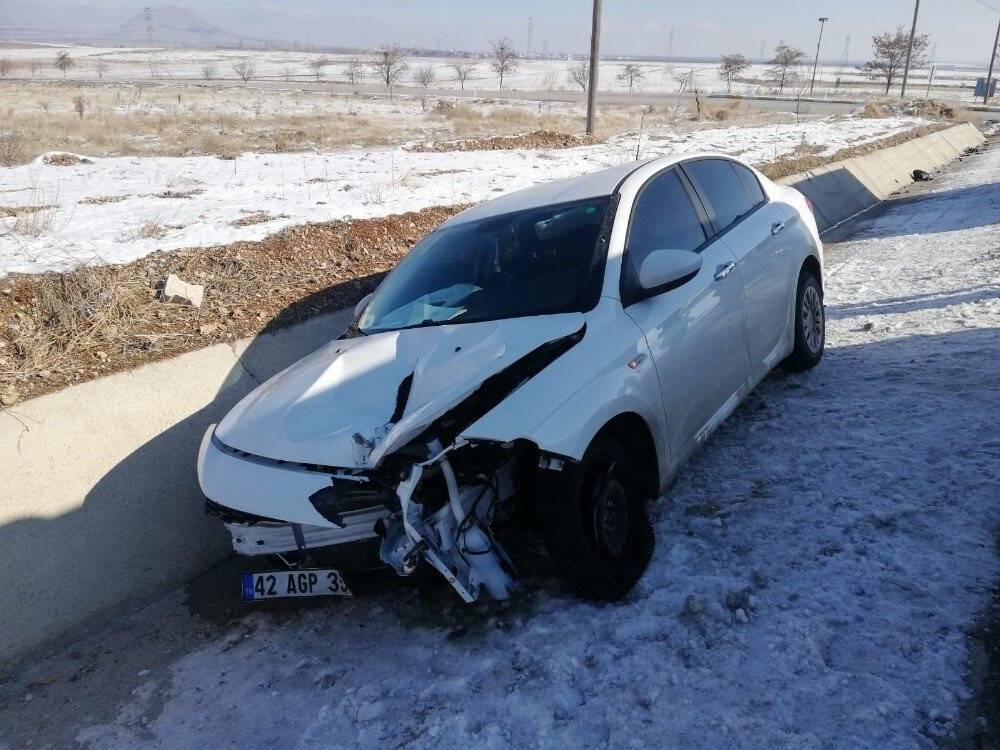Konya yolunda kaza! Lastiği patlayan otomobil bu hale geldi