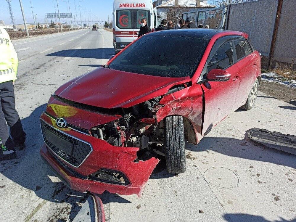 Konya- Aksaray yolunda kaza! İki otomobil çarpıştı: 3 yaralı