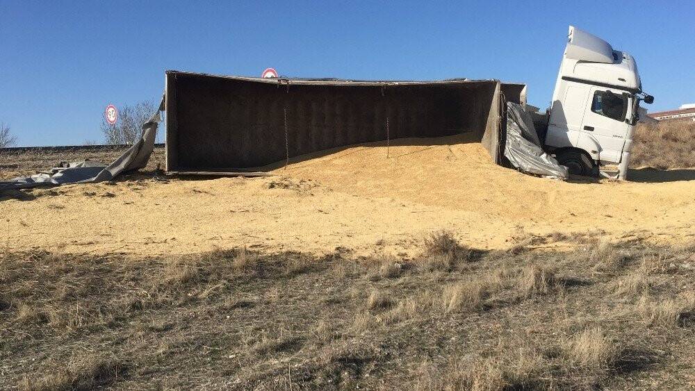 Konya'da arpa yüklü tır devrildi