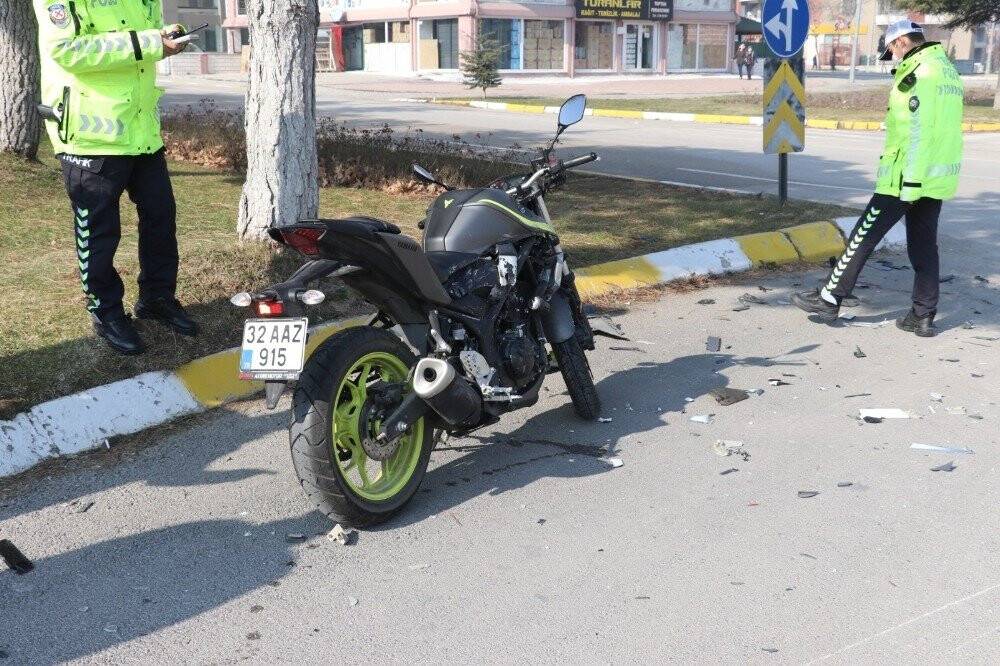 Görev yerine giden polis, trafik kazasında ağır yaralandı