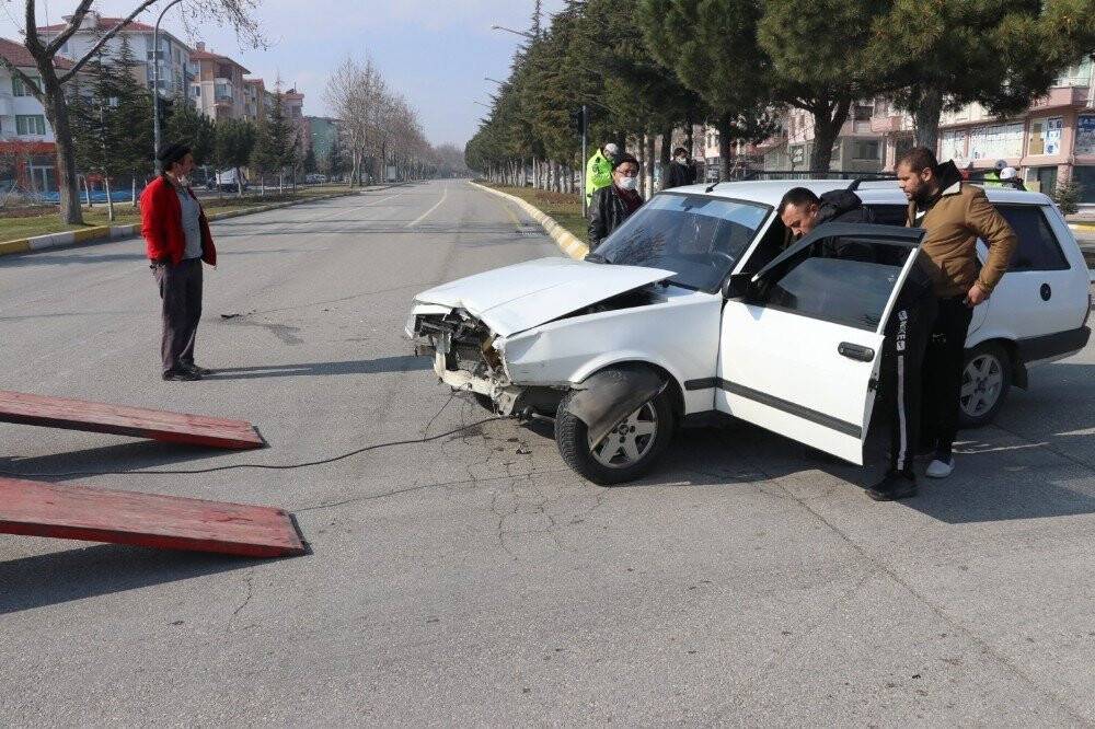 Görev yerine giden polis, trafik kazasında ağır yaralandı