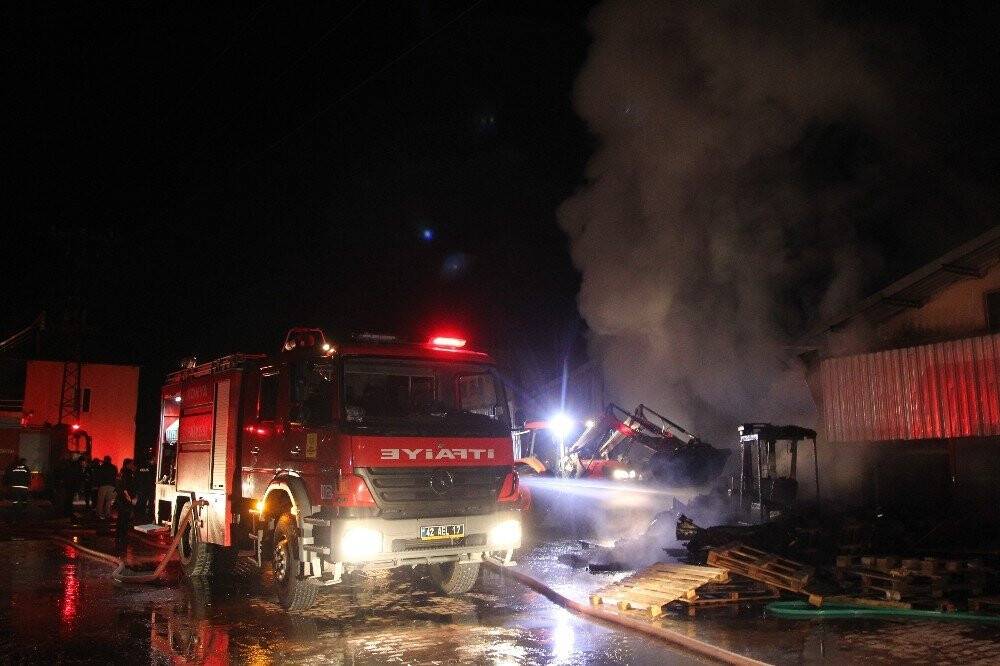 Konya’da tavuk çiftliğinde yangın! 1000'e yakın tavuk telef oldu