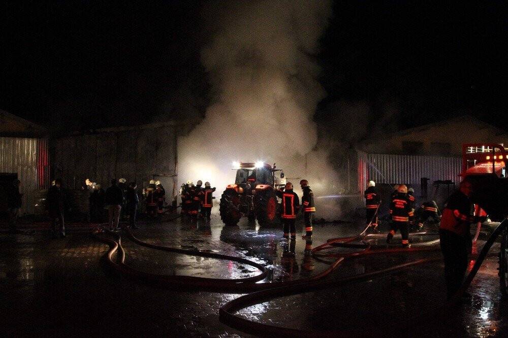 Konya’da tavuk çiftliğinde yangın! 1000'e yakın tavuk telef oldu