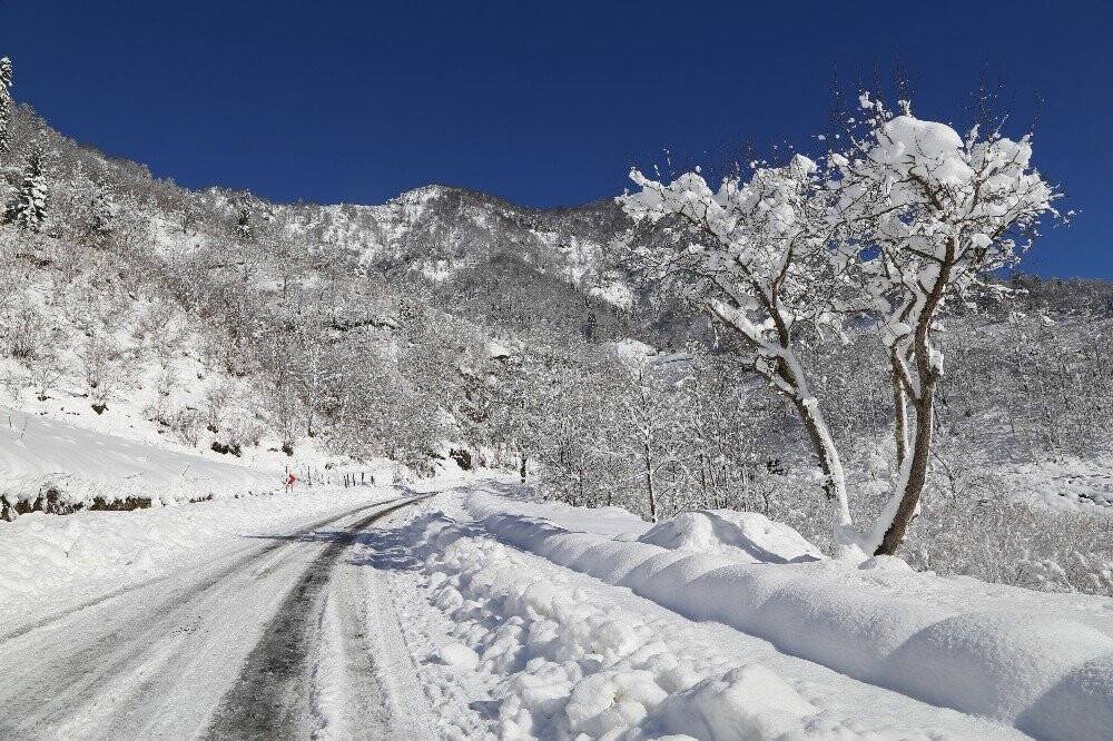 Kar kalınlığı 2 metreyi bulan Macahel bölgesinin yolu açıldı