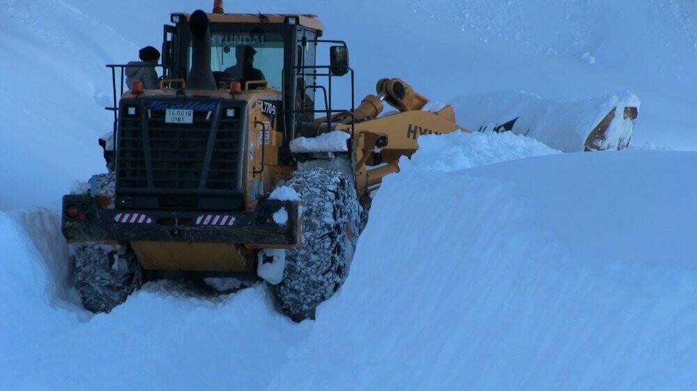 Kar kalınlığı 2 metreyi bulan Macahel bölgesinin yolu açıldı
