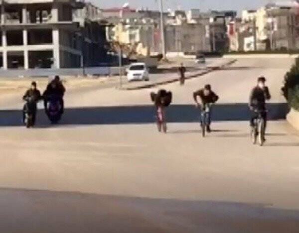 Kısıtlamaya uymayan çocukların bisikletle tehlikeli yolculuğu pes dedirtti