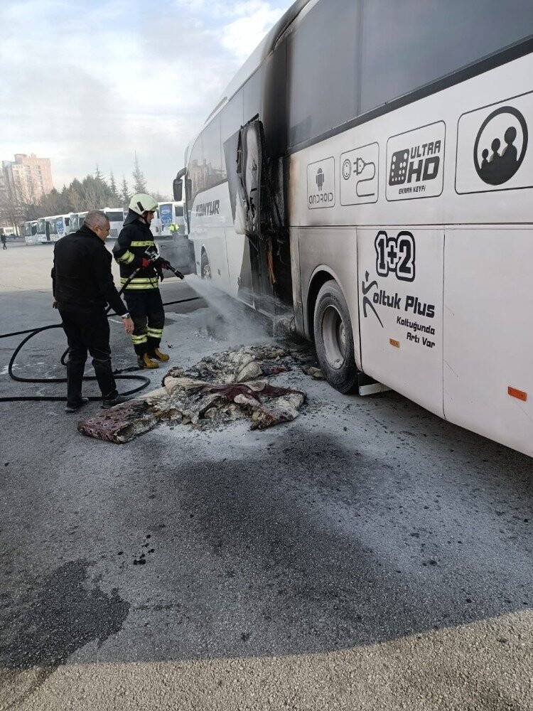 Konya Otogarında  park halindeki otobüste yangın çıktı