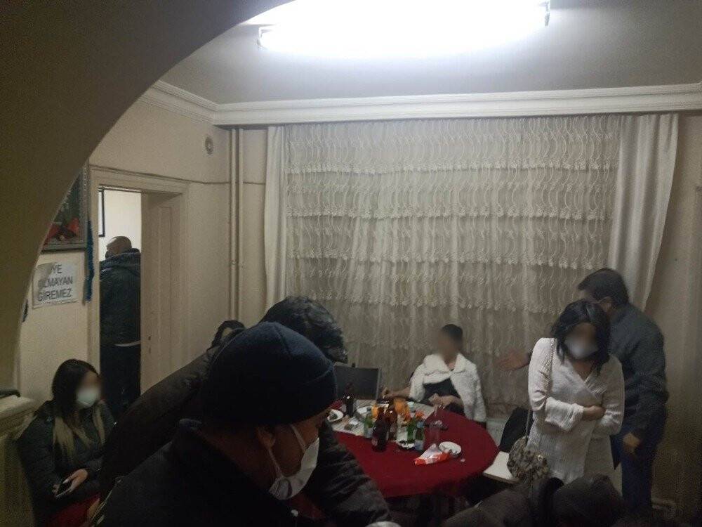 Konya'da polisi görüp gazinodan kaçanş