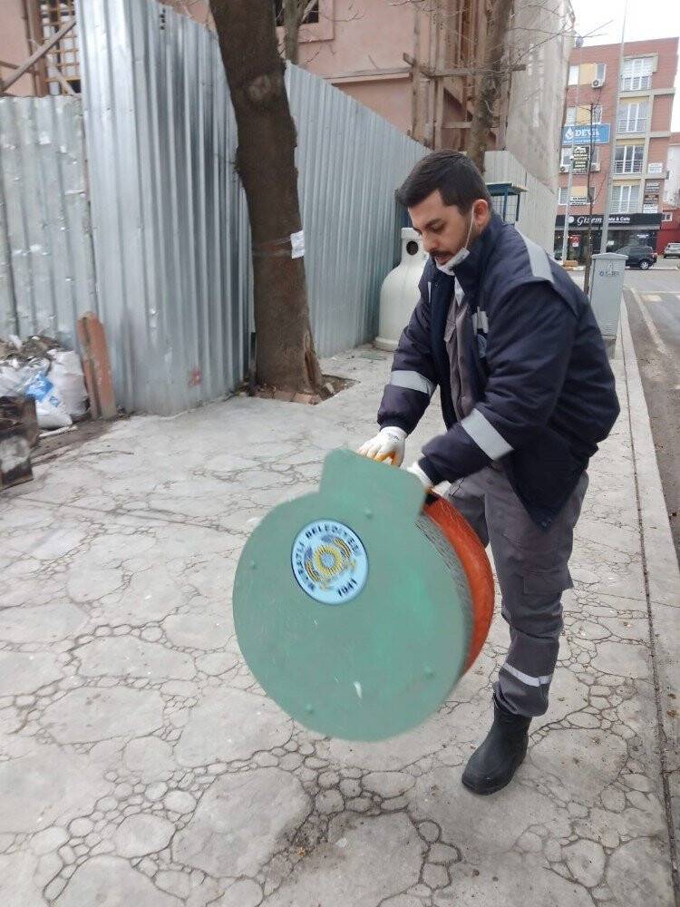 Eski araç lastikleri kedi evi oldu