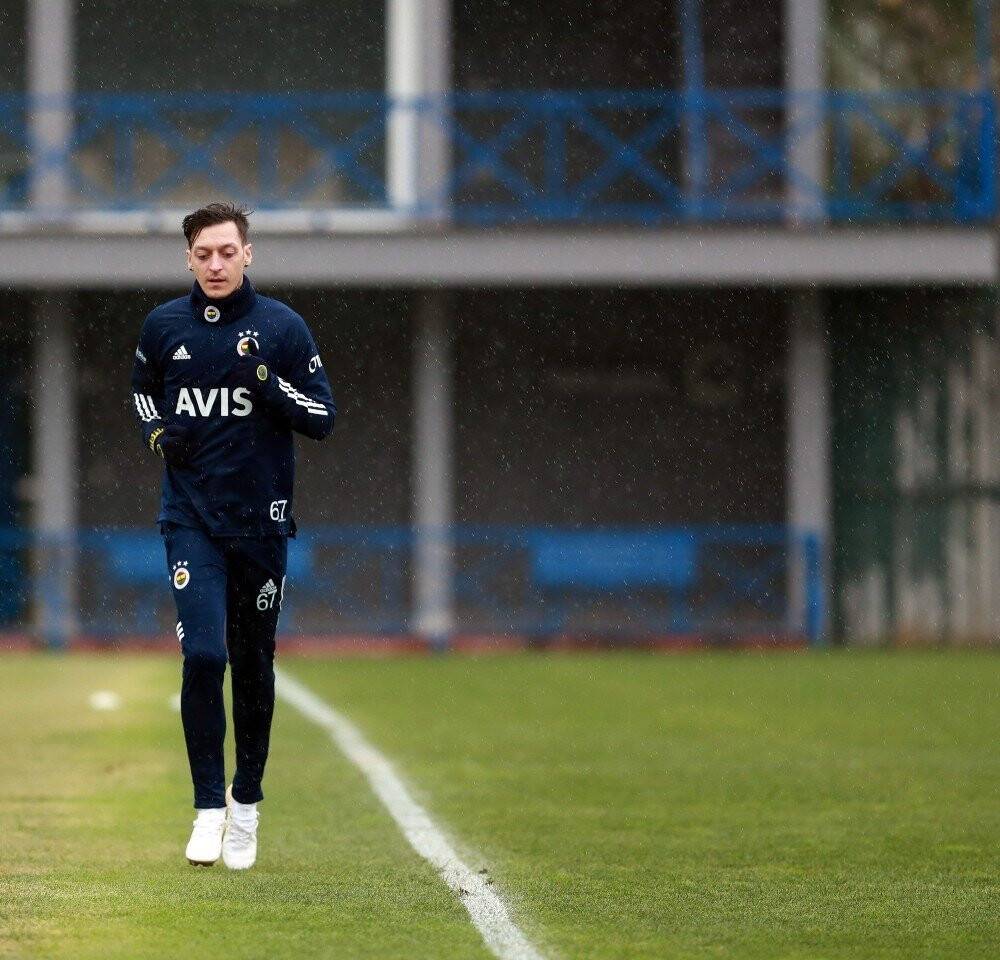 Fenerbahçe’de Mesut Özil bireysel çalıştı