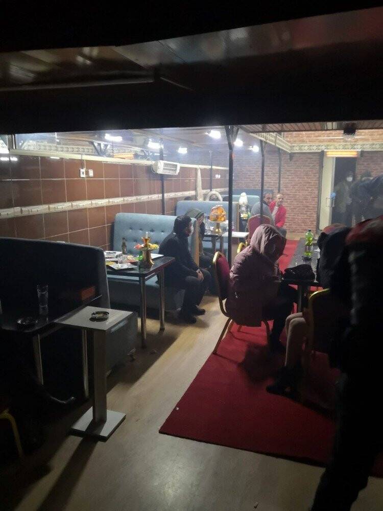 Konya'da gazinoya baskın! Polis kilitli kapıyı koç başıyla kırarak girdi