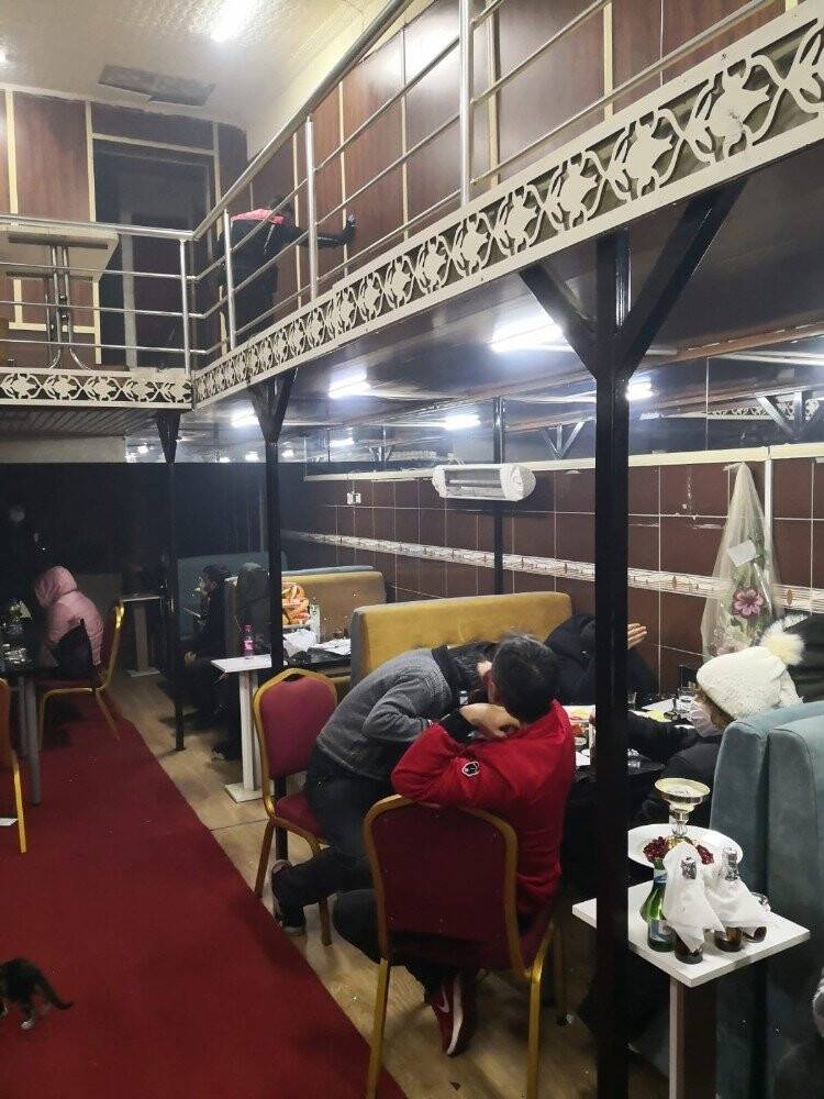 Konya'da gazinoya baskın! Polis kilitli kapıyı koç başıyla kırarak girdi