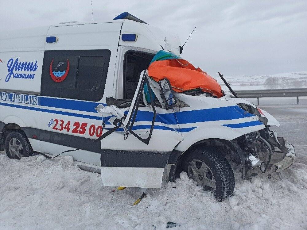 Feci kaza! Ambulans tırla çarpıştı: 1 ölü 1 yaralı