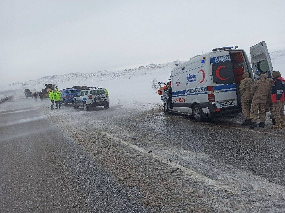 Feci kaza! Ambulans tırla çarpıştı: 1 ölü 1 yaralı