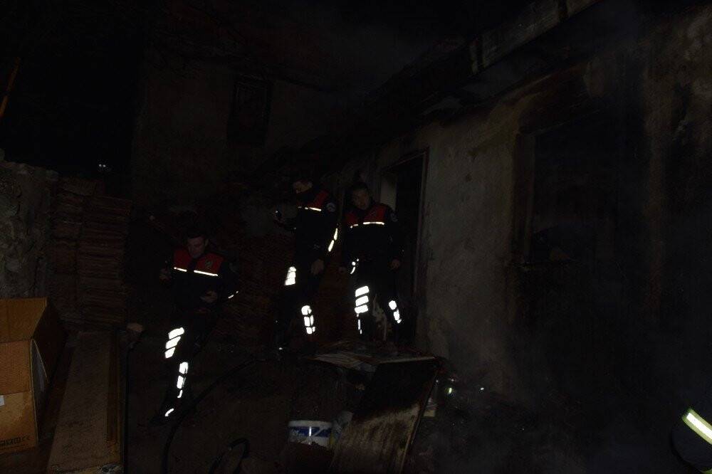 Kediler için yaktığı ateş evini kül etti