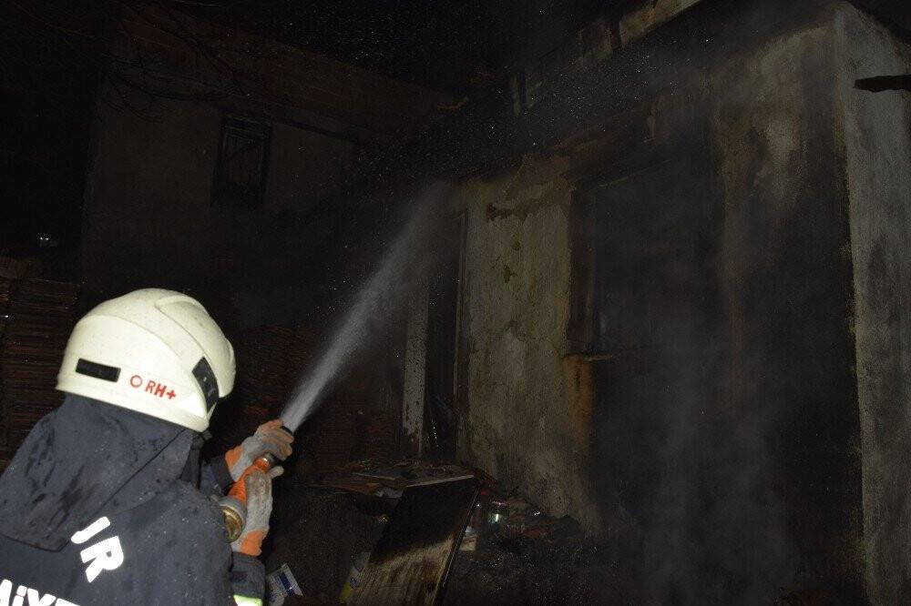 Kediler için yaktığı ateş evini kül etti