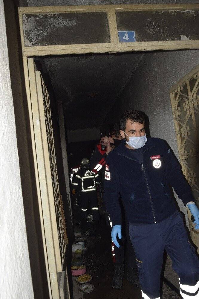 Kediler için yaktığı ateş evini kül etti