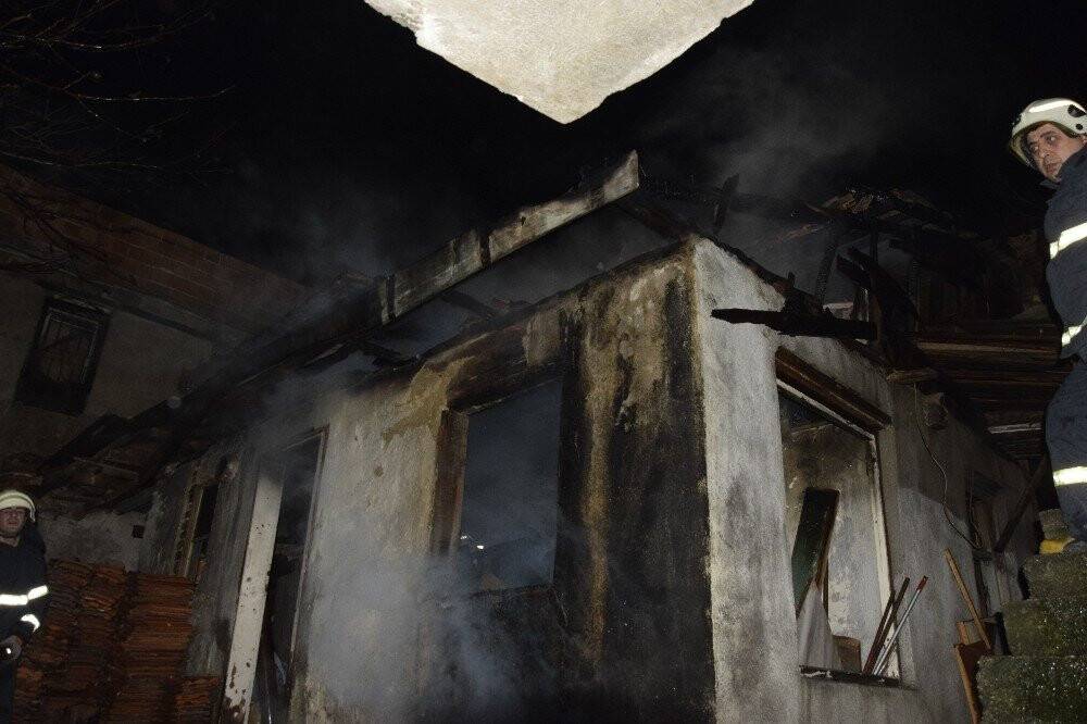 Kediler için yaktığı ateş evini kül etti