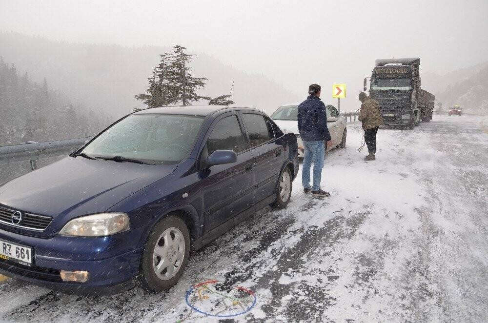Konya - Antalya yolunda fırtına ve tipi nedeniyle görüş mesafesi düştü! Kar kalınlığı 10 santimetreye ulaştı