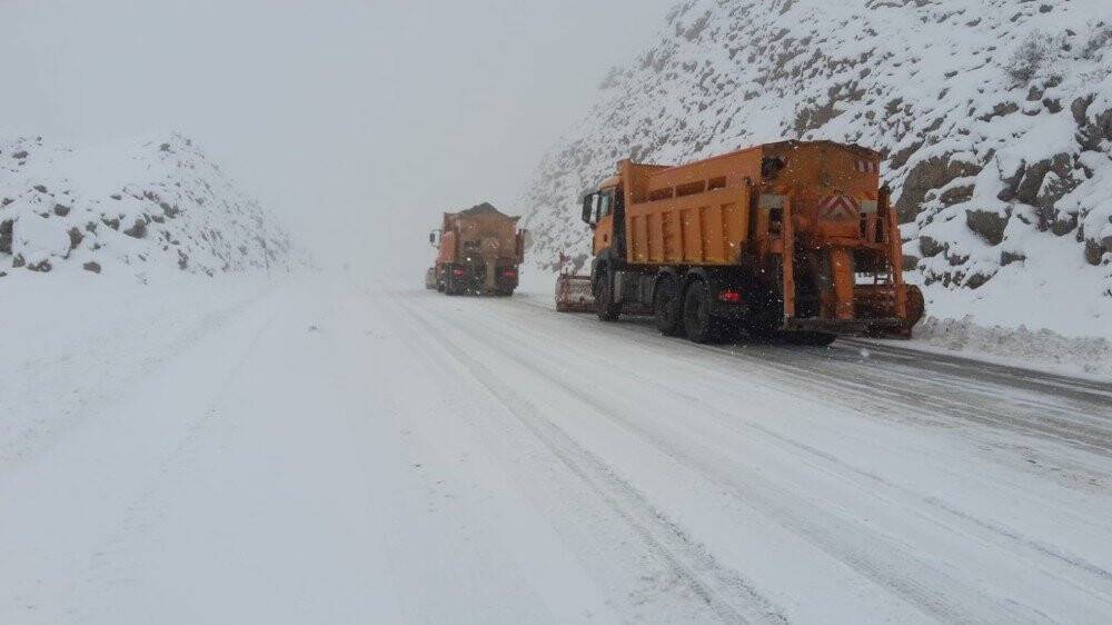 Konya - Antalya yolunda fırtına ve tipi nedeniyle görüş mesafesi düştü! Kar kalınlığı 10 santimetreye ulaştı