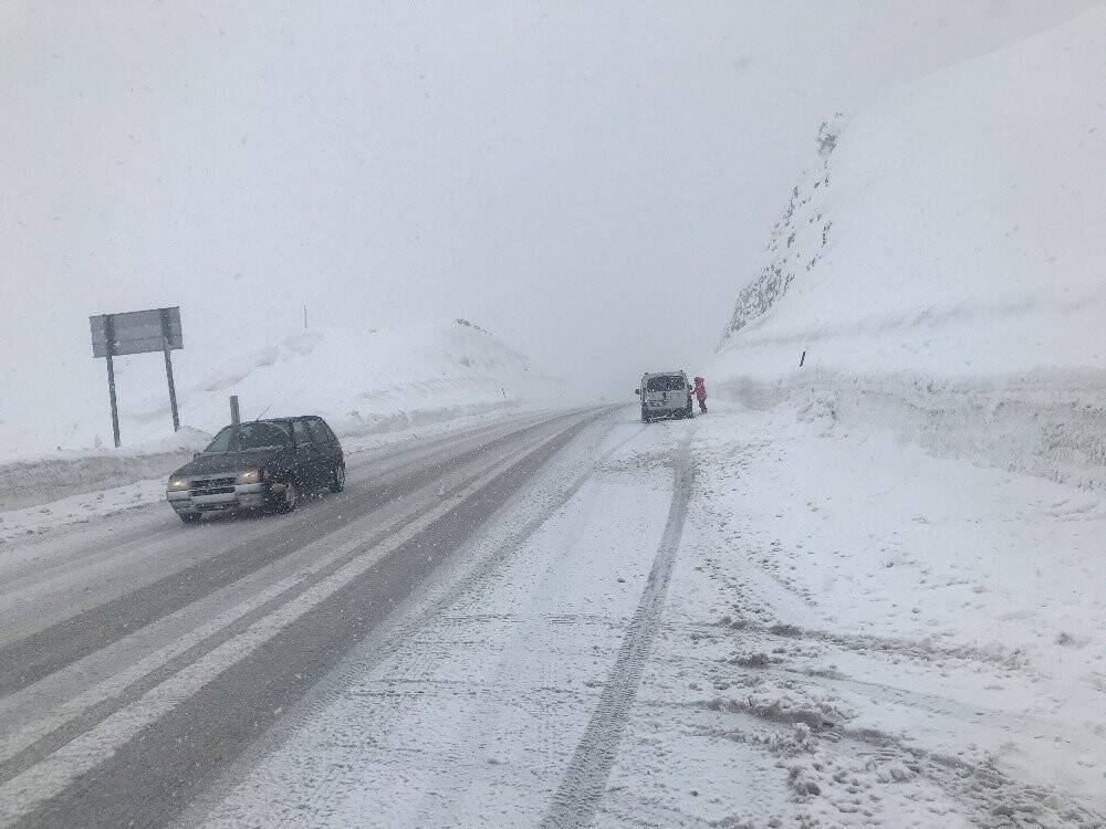 Konya - Antalya yolunda fırtına ve tipi nedeniyle görüş mesafesi düştü! Kar kalınlığı 10 santimetreye ulaştı