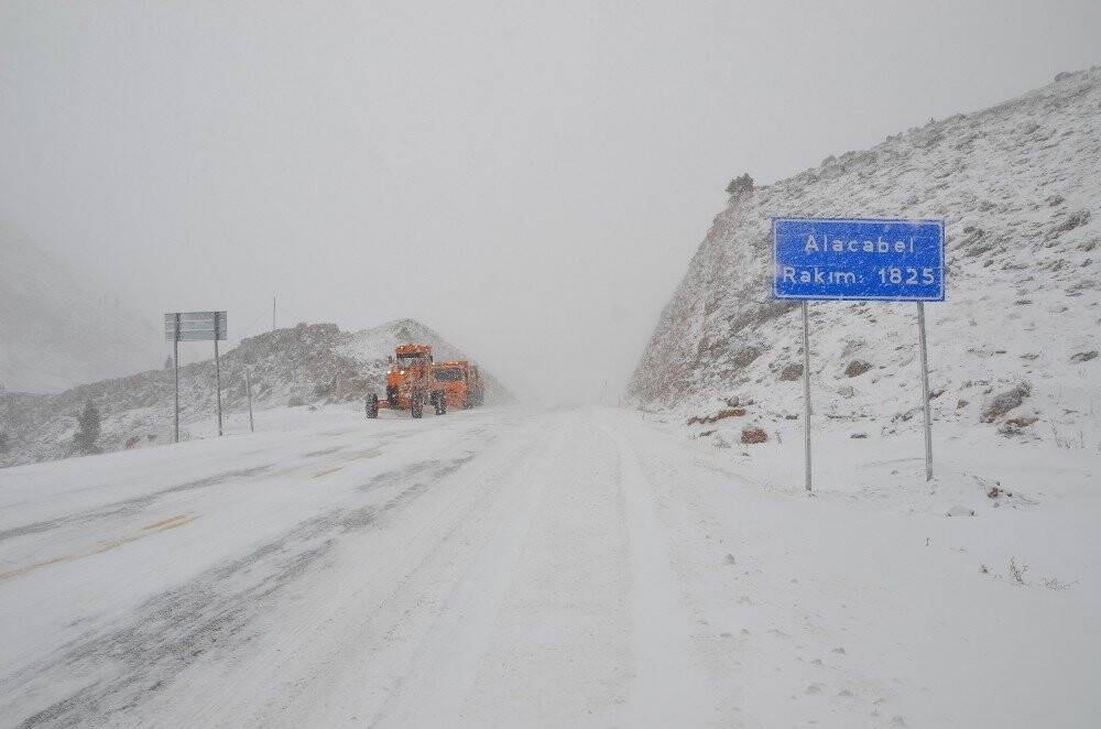 Konya - Antalya yolunda fırtına ve tipi nedeniyle görüş mesafesi düştü! Kar kalınlığı 10 santimetreye ulaştı