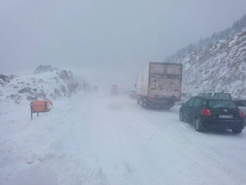 Konya - Antalya yolunda fırtına ve tipi nedeniyle görüş mesafesi düştü! Kar kalınlığı 10 santimetreye ulaştı