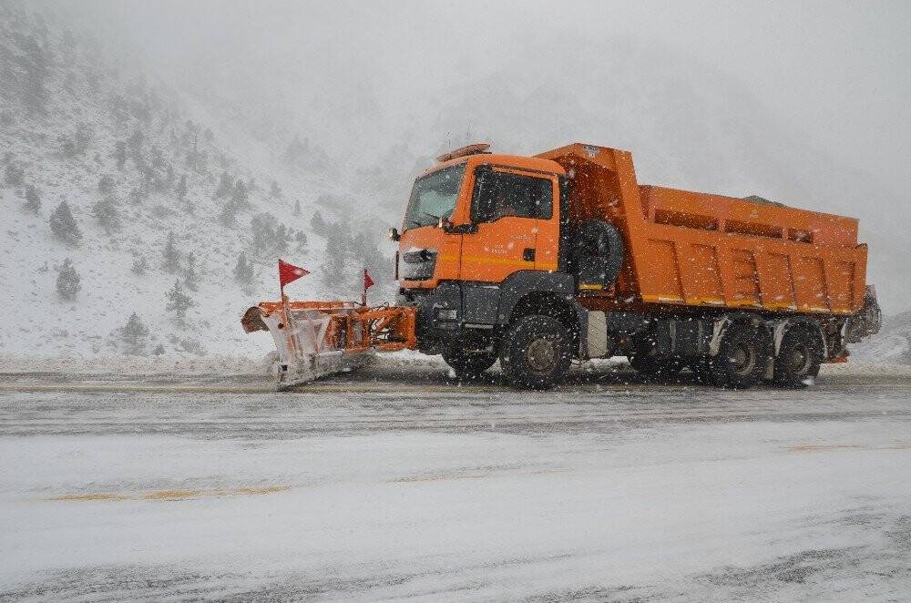Konya - Antalya yolunda fırtına ve tipi nedeniyle görüş mesafesi düştü! Kar kalınlığı 10 santimetreye ulaştı