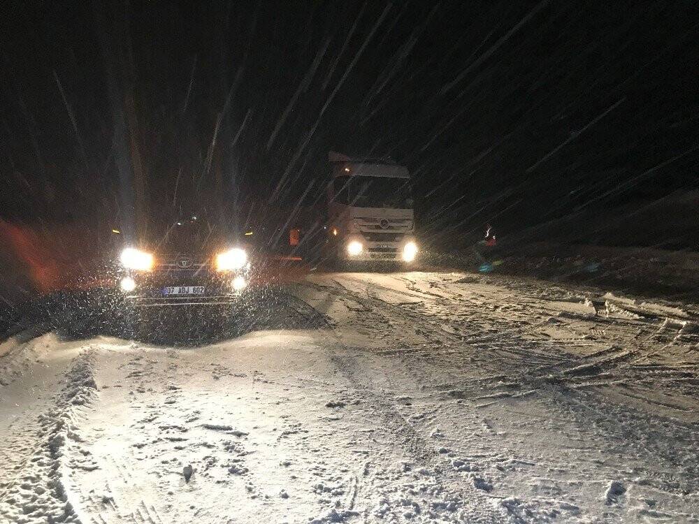 Konya - Antalya yolunda fırtına ve tipi nedeniyle görüş mesafesi düştü! Kar kalınlığı 10 santimetreye ulaştı