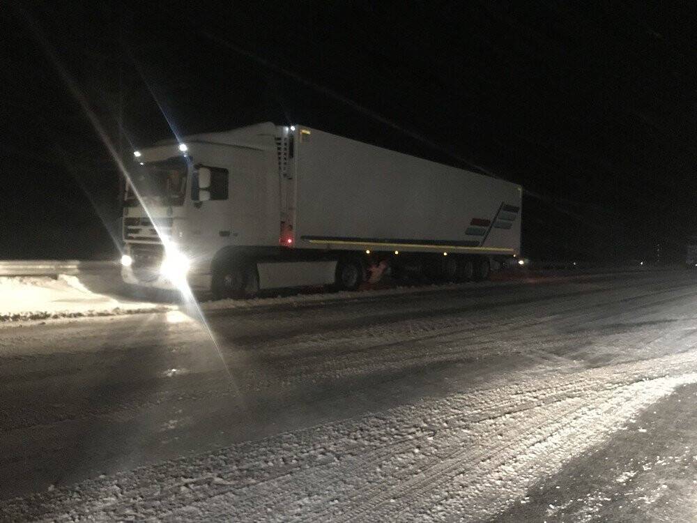 Konya - Antalya yolunda fırtına ve tipi nedeniyle görüş mesafesi düştü! Kar kalınlığı 10 santimetreye ulaştı