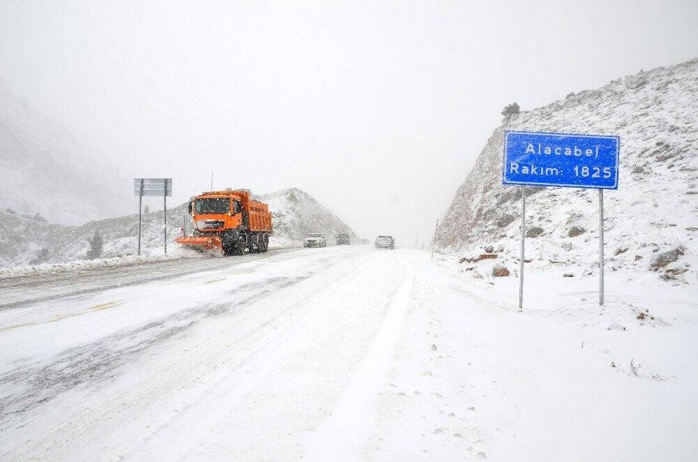 Konya - Antalya yolunda fırtına ve tipi nedeniyle görüş mesafesi düştü! Kar kalınlığı 10 santimetreye ulaştı