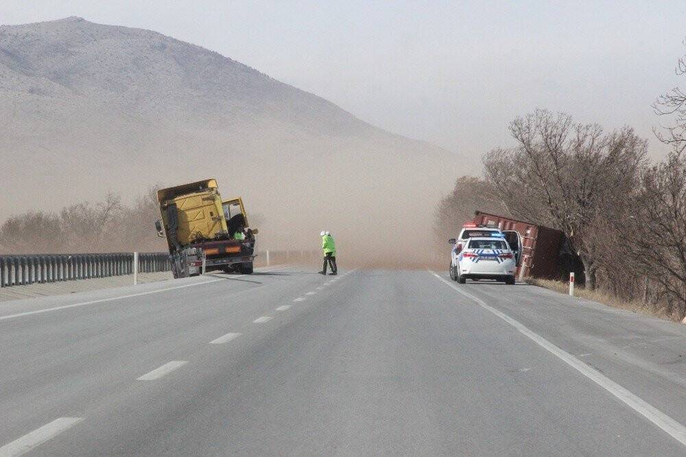 Konya - Karaman yolunda kaza! Toz fırtınası tırın konteynerini uçurdu