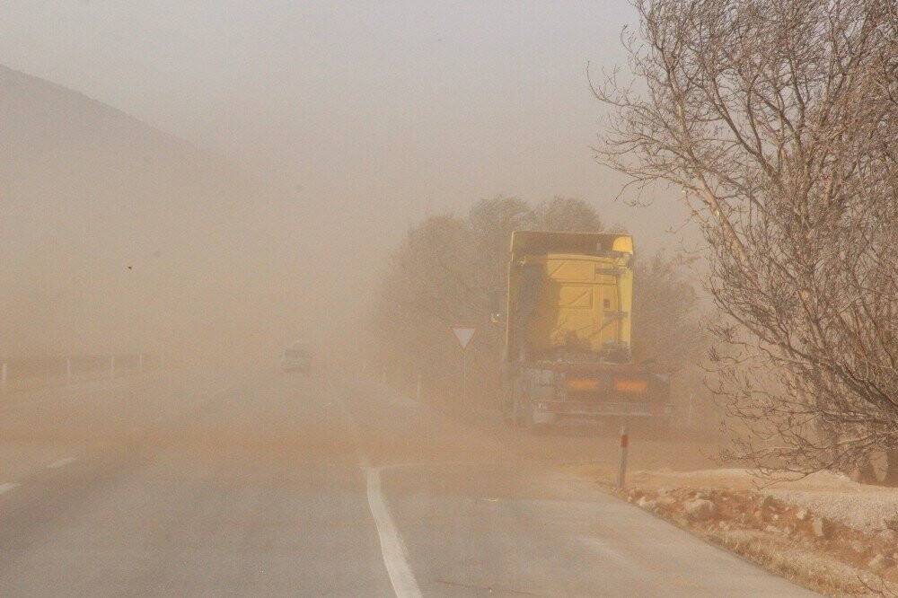 Konya - Karaman yolunda kaza! Toz fırtınası tırın konteynerini uçurdu