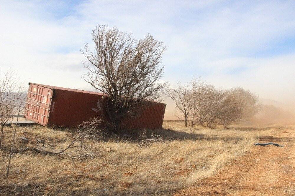 Konya - Karaman yolunda kaza! Toz fırtınası tırın konteynerini uçurdu