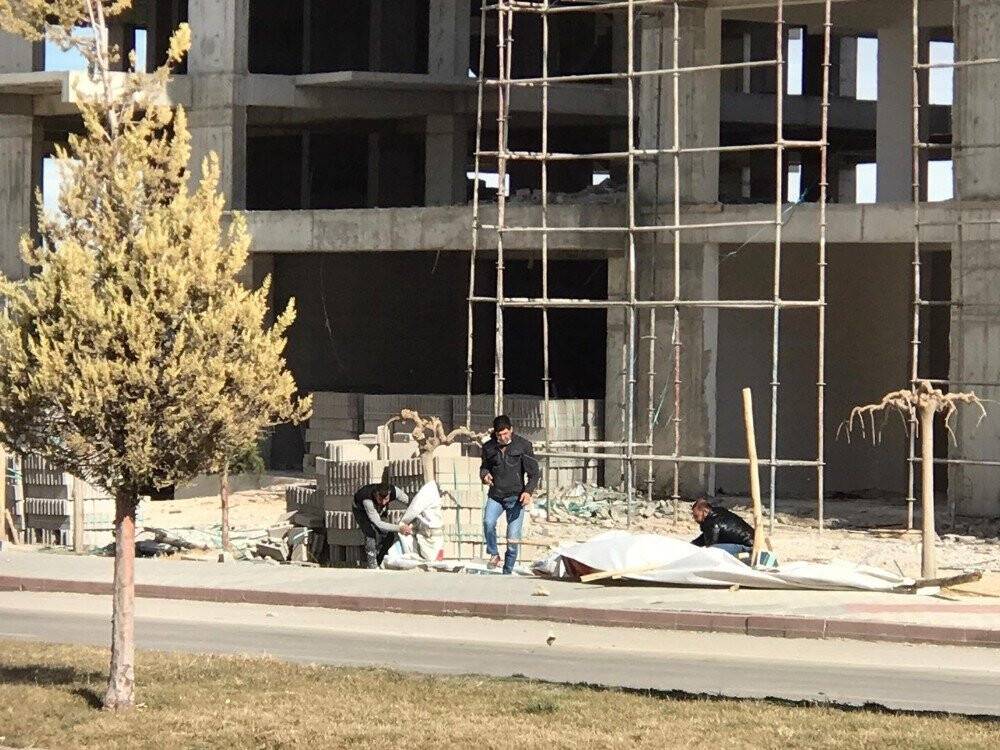 Konya'da fırtına nedeniyle çatılar uçtu, kontrolden çıkan kamyon devrildi