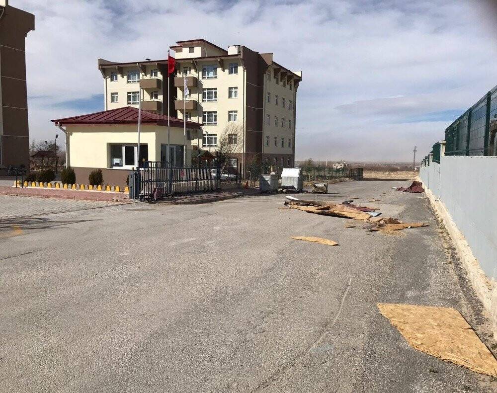 Konya'da fırtına nedeniyle çatılar uçtu, kontrolden çıkan kamyon devrildi