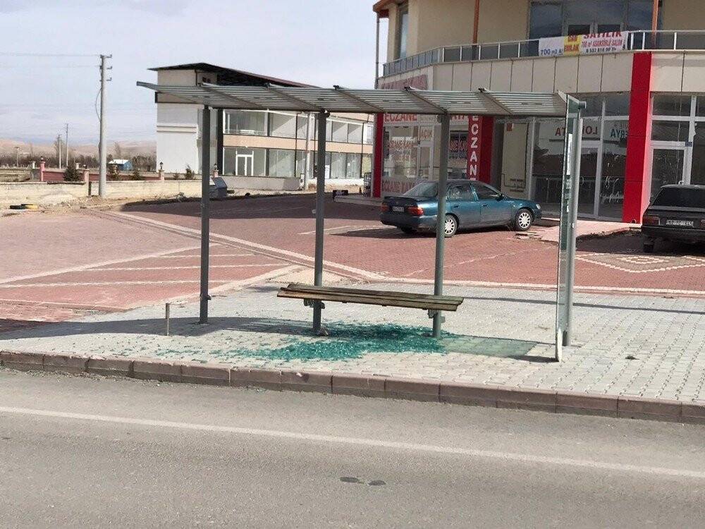 Konya'da fırtına nedeniyle çatılar uçtu, kontrolden çıkan kamyon devrildi