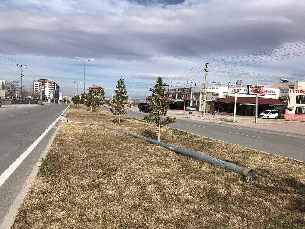 Konya'da fırtına nedeniyle çatılar uçtu, kontrolden çıkan kamyon devrildi