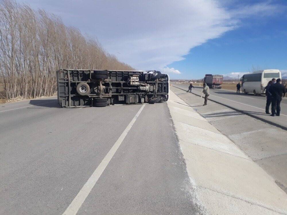 Konya'da fırtına nedeniyle çatılar uçtu, kontrolden çıkan kamyon devrildi