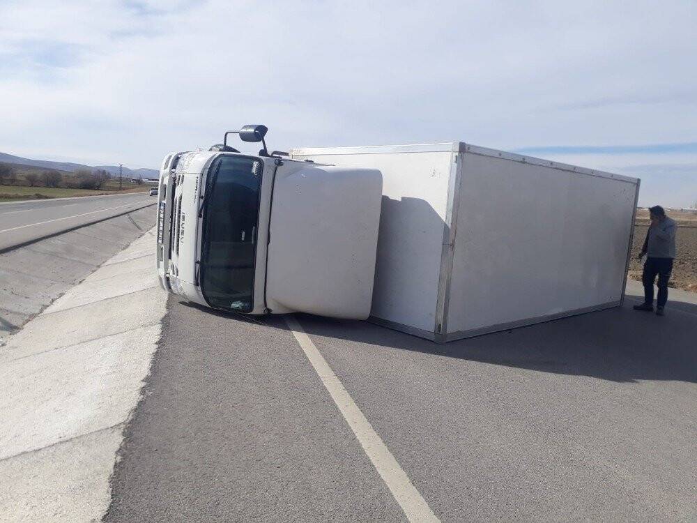 Konya'da fırtına nedeniyle çatılar uçtu, kontrolden çıkan kamyon devrildi