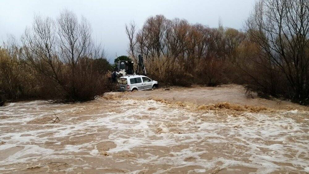 Sel sularına kapılan araç dereye sürüklendi