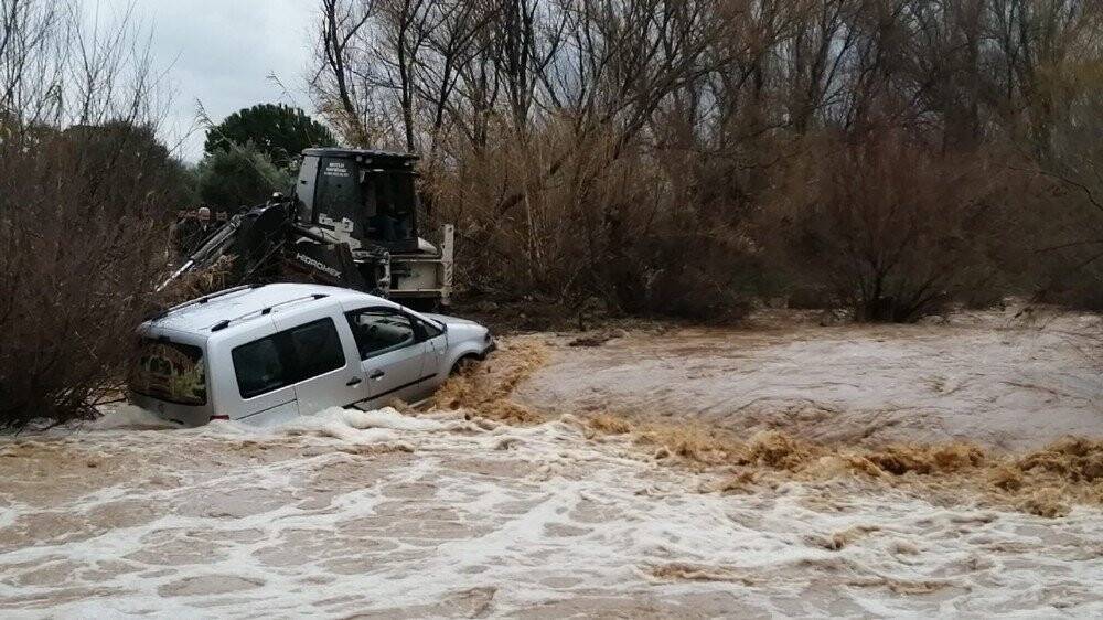 Sel sularına kapılan araç dereye sürüklendi