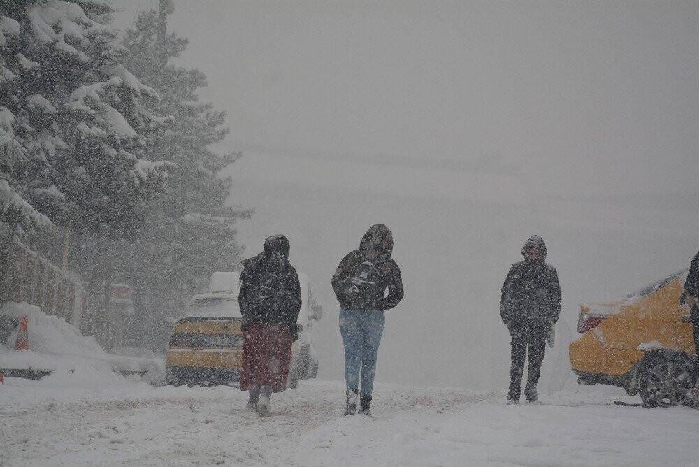 Hakkari’de 66 yerleşim yerinin yolu ulaşıma kapandı