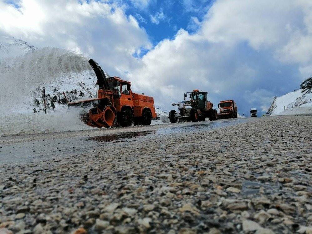 Konya- Antalya yolunda karla mücadele çalışmaları devam ediyor