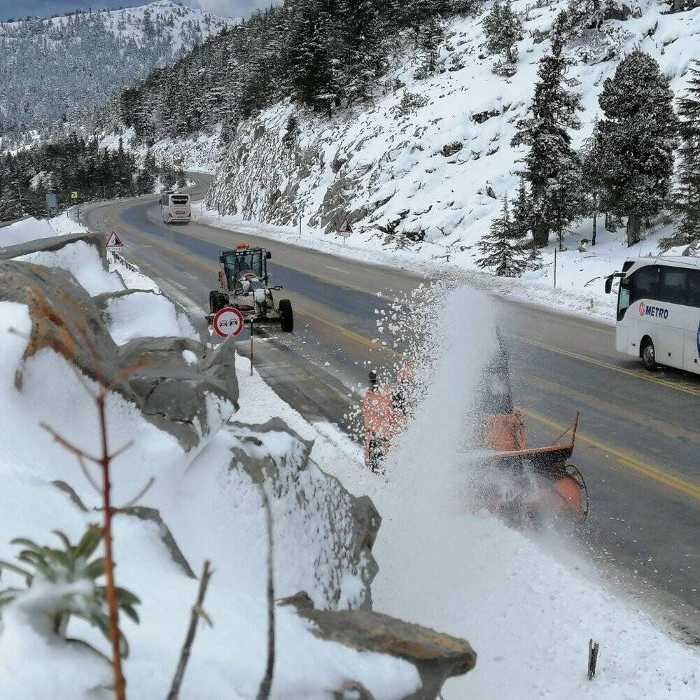 Konya- Antalya yolunda karla mücadele çalışmaları devam ediyor