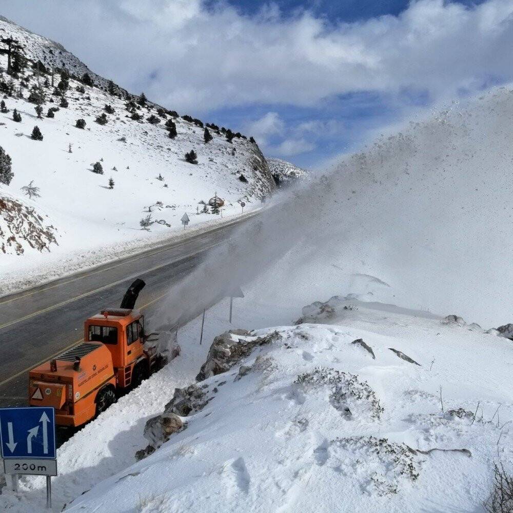 Konya- Antalya yolunda karla mücadele çalışmaları devam ediyor
