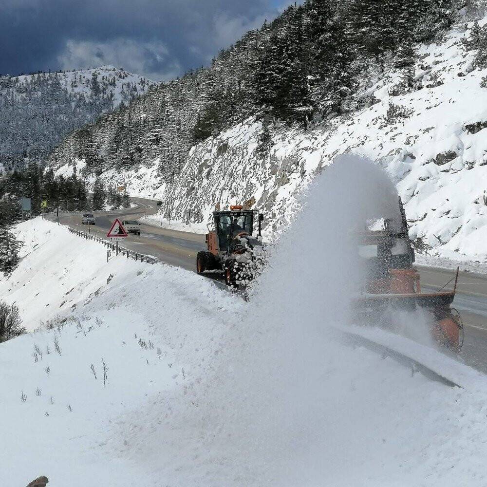 Konya- Antalya yolunda karla mücadele çalışmaları devam ediyor