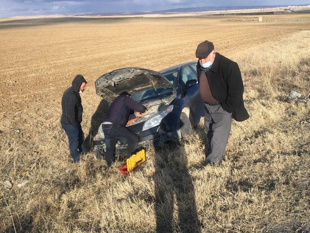 Konya'da kaza! Kontrolden çıkan otomobil şarampole devrildi