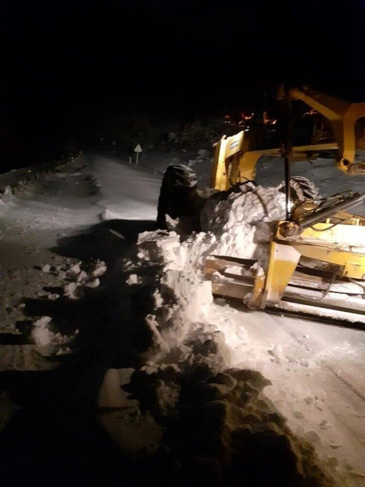 Konya'nın ilçelerinde  yüksek mahallelerde yol açma çalışmaları sürüyor