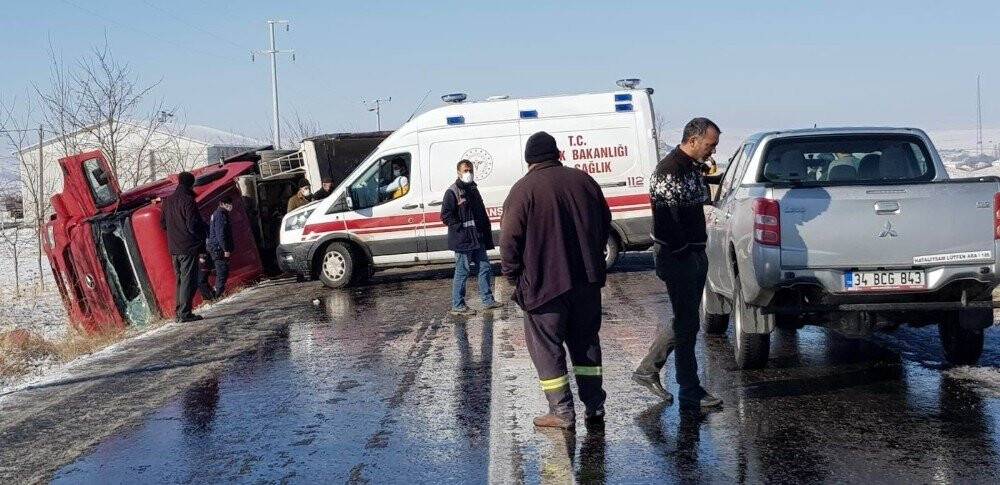 Konya'da mıcır taşıyan tır devrildi